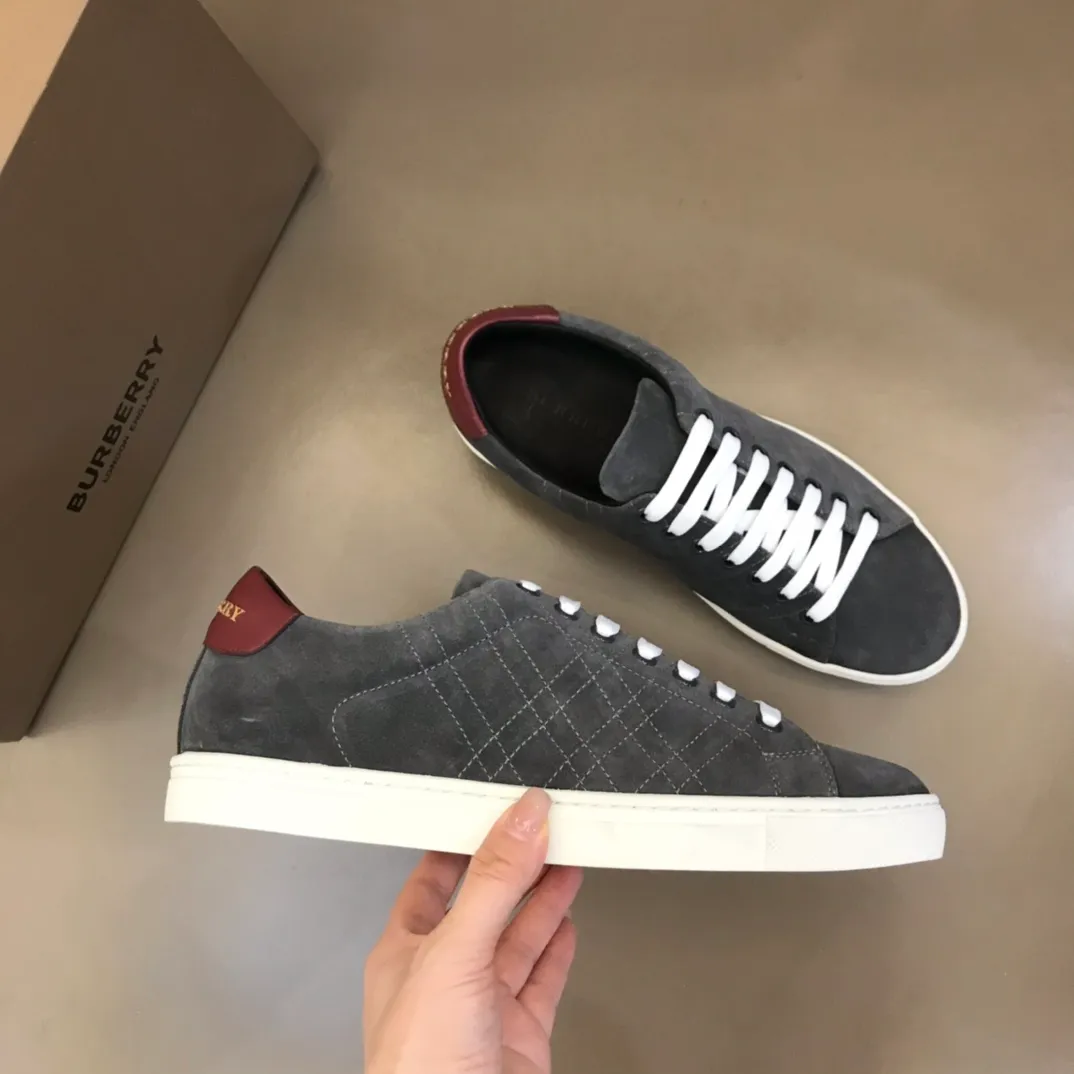 ◾️¥380 B’s men’s classic low-top sneakers are reinterpreted in Vintage plaid cotton and cowhide materials, and decorated with a new brand logo. First-grain cowhide lining, embossed Burberry lettering logo on the heel, original outsole! 38-45